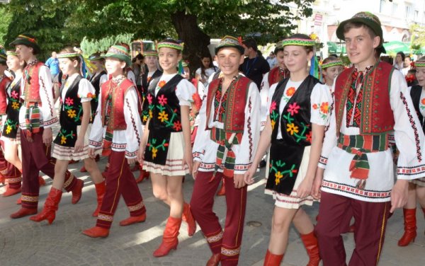 С дефиле по главната улица на Сливен късно снощи бе открит седемнадесетия Международен детски фолклорен танцов фестивал &bdquo;Приятелство без граници&quot;. Над 1000 деца от Европа ще&nbsp;участват във фолклорния фест. Освен от България, в проявата ще се включат танцьори от Грузия, Косово, Латвия, Молдова, Полша, Русия, Словения, Украйна, Турция, Унгария и Индия. Снимка: БТА