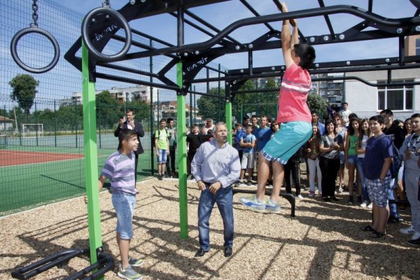 Заместник-министърът на младежта и спорта Йордан Йовчев, кметът на община Каварна Цонко Цонев и вокалистът на немската рок група Accept Марко Торнило откриха в Каварна площадка за стрийт фитнес. Съоръжението е в двора на училищата &bdquo;Йордан Йовков&rdquo; и &bdquo;Стефан Караджа&rdquo;. Снимка: БТА