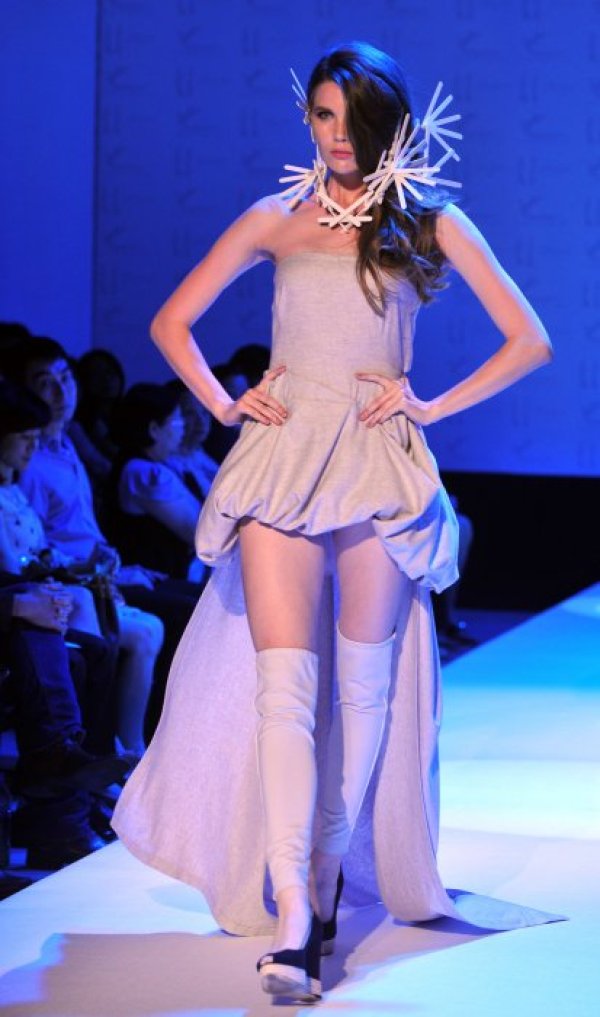 Манекенка представя тоалет на китайски дизайнер по време на модно ревю в Тайпе. Снимка: БТА