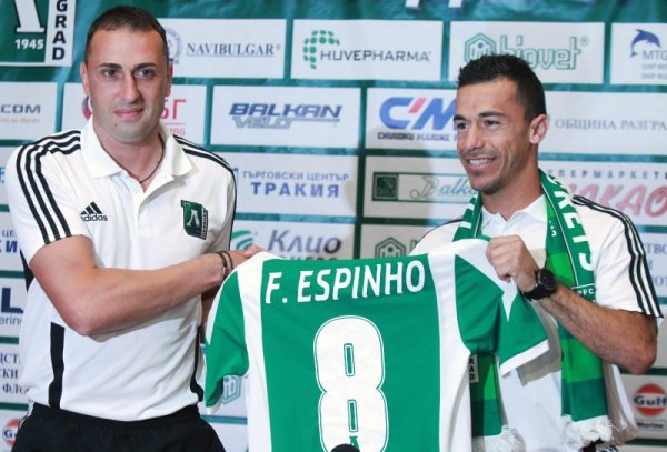 Старши-треньорът на "Лудогорец" Ивайло Петев представи новото попълнение на шампионите Фабио Еспиньо. Снимка: БТА