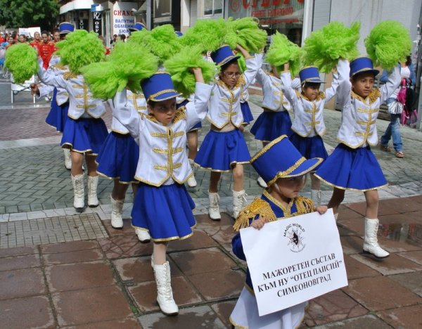 С дефиле по централните градски улици на Хасково започна тридневният международен детски танцов фестивал &quot;Вълшебен свят&quot;.Състезателната програма обхваща стиловете класически балет, етно шоу, бели денс и релакс шоу. Снимка: БТА