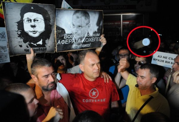 Освен прегръдки, Кадиев получи и летящи предмети и освирквания от протестиращите. Снимка: Булфото