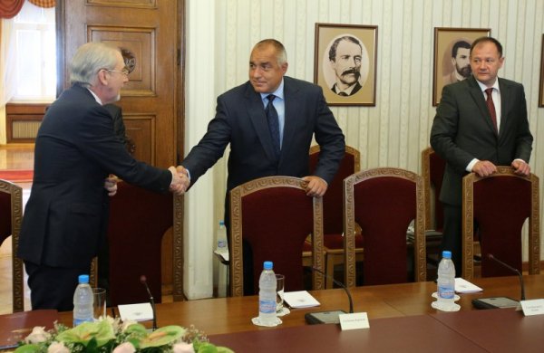 Иначе началото на КСНС не предвещаваше подобен развой, даже Борисов протегна ръка за поздрав към Местан. Снимка: БТА