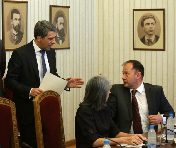 Плевнелиев го последва, макар шефът на парламента Михаил Миков да се опитваше да го убеди, че трябва да остане. Снимка: БТА