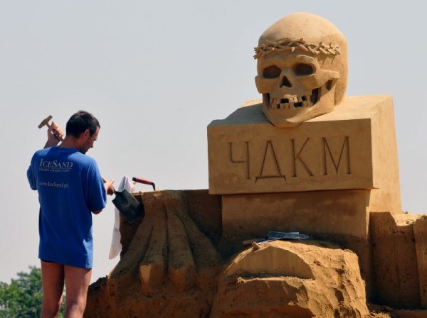 18 скулптори от България и чужбина участват в шестото издание на Фестивала на пясъчните фигури в Бургас. Тази година той е под мотото &bdquo;Алея на славата&rdquo;, като задачата на участниците е да пресъздадат образите на световно известни личности. Снимка: БТА