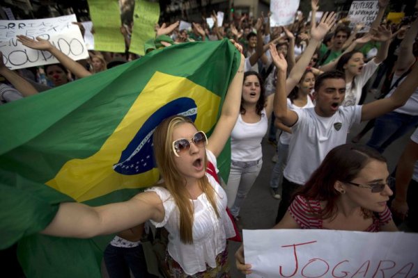 Противници на провеждането на турнира за Купата на конфедерациите в Бразилия протестират по улиците на Бело Оризонте. Снимка: БТА