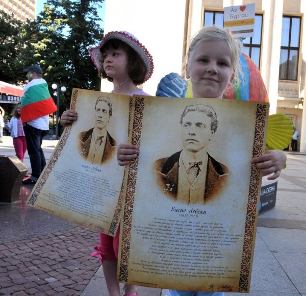 Деца на протеста в Бургас Снимка: БТА