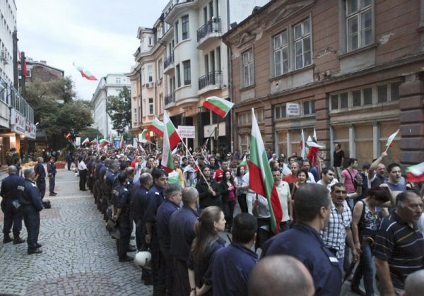 В неделя за десети пореден ден хиляди хора излязоха на протести и изпълниха централните столични улици. Снимка: Булфото

&nbsp;