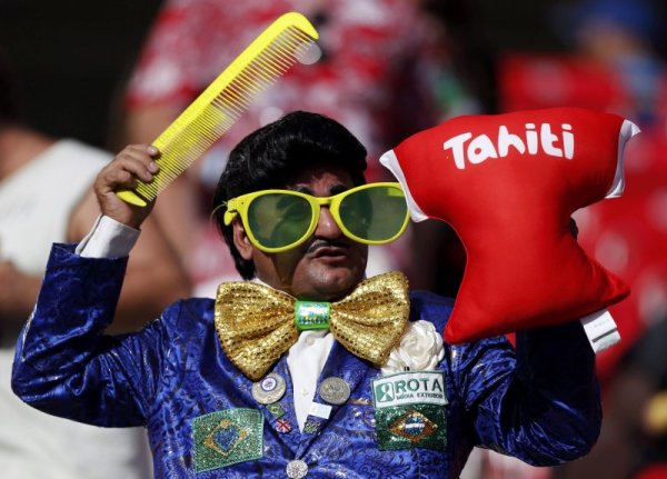 Фен на Таити подкрепя своите любимци по време на мача срещу Уругвай от турнира за Купата на Конфедерациите. Тимът от Южна Америка победи скромния си опонент с 8:0 и ще играе срещу Бразилия на &frac12; финала на турнира. Снимка: Reuters