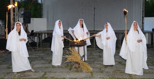 В рамките на традиционните културни празници &quot;Бели нощи&quot; в град Разград, група за възстановки представи древноримски ритуал за плодородие &quot;Парилиа&quot; на автентична сцена сред останките на древноримската крепост &quot;Абритус&quot;. Снимка: БТА