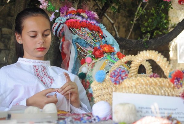 Седмица на традиционните народни занаяти започна в Етнографския музей в Пловдив. Над двадесет майстори от страната показват тук уменията си в 12 стари занаята. Снимка: БТА