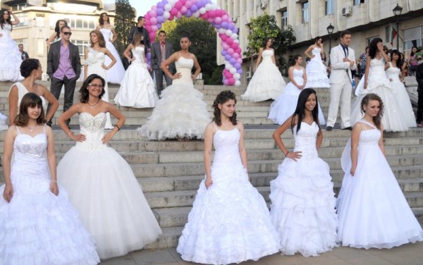 Пищно ревю на сватбени тоалети се проведе в Асеновград по случай празника Еньовден в понеделник вечер. Шест фирми от града показаха най-новите си колекции от сватбени облекла и аксесоари. Снимка: БТА