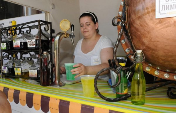 В горещите юнски дни на помощ на бургазлии в центъра на града вече се предлага студена &quot;Старата лимонада&quot;. Лимонададжийницата е копие на традиционните павилиони за популярното безалкохолно от 50-те и 60-те години на миналия век. Снимка: Булфото