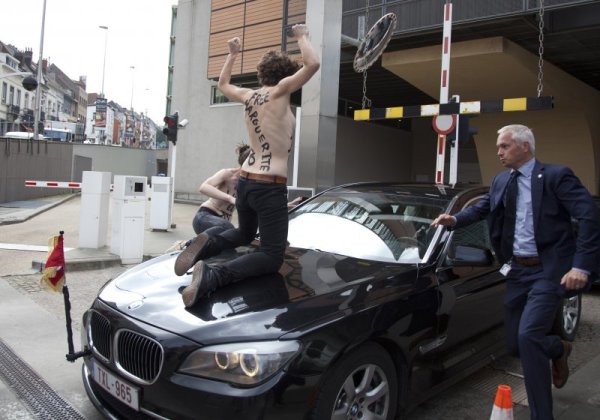 Привърженички на ФЕМЕН са нападнали кола от кортежа на премиера на Тунис Али Ларайед пред централата на ЕС в Брюксел. Момичетата протестират срещу съдебен процес срещу 3 момичета от крилото на ФЕМЕН в Тунис. Снимка: БТА