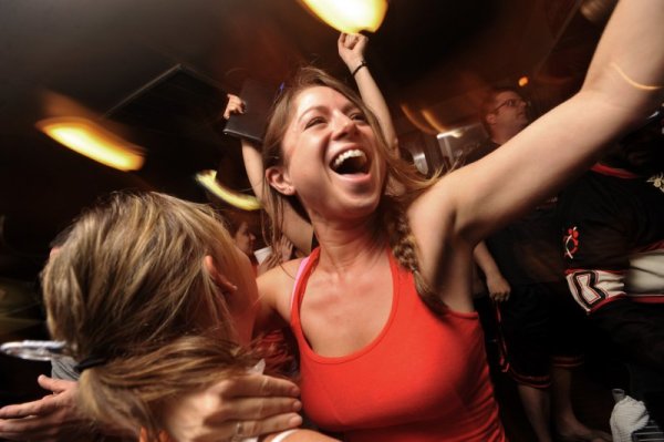 Фенове на хокейния Чикаго Блекхоукс празнуват спечелената от любимците им купа Стенли в НХЛ на САЩ и Канада. Снимка: БТА