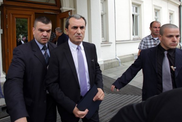 Премиерът Пламен Орешарски позачака, понавъси вежди и излезе от парламента. Снимка: БТА