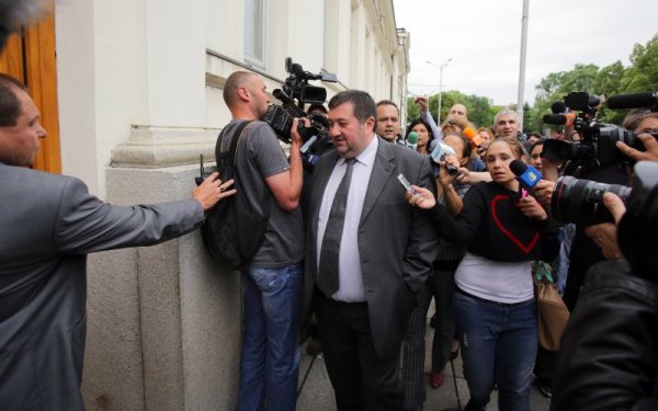 След министър-председателя - един по един започнаха да се изнизват народните избраници. Снимка: БТА