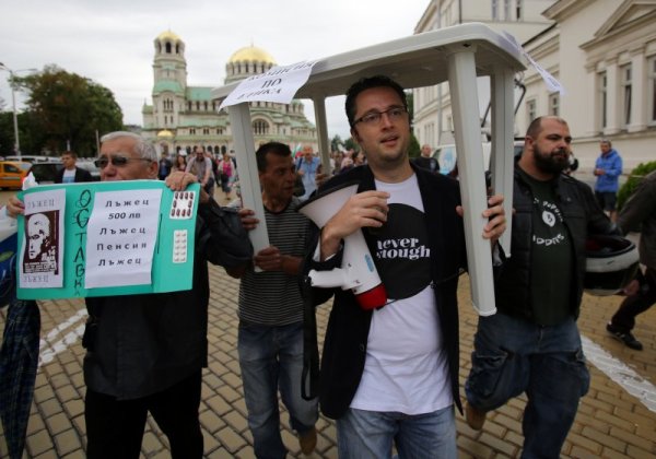 Протестиращите обаче останаха, макар и малко, но достатъчно креативни. Снимка: БТА