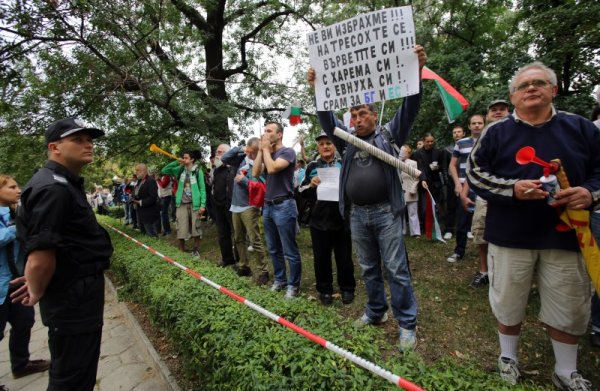 Полицията ги изтласка, опъна ленти, сложиха заграждения и натикаха хората в градинката между парламента и храма &quot;Св.Александър Невски&quot;. Снимка: БТА
&nbsp;