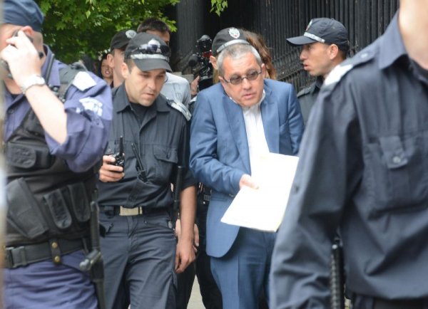 Йордан Цонев от ДПС под плътен полицейски кордон заради &quot;народната любов&quot;. Снимка: Булфото