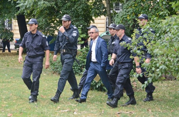Йордан Цонев обикаля през градинките с полицаите. Снимка: Булфото