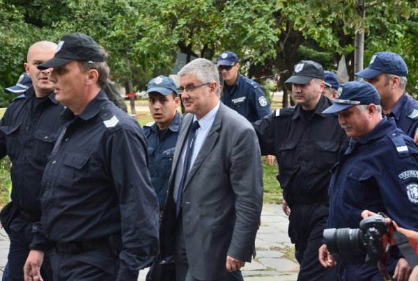 Димчо Михалевски от левицата също трудно успя да се измъкне от НС Снимка: Булфото