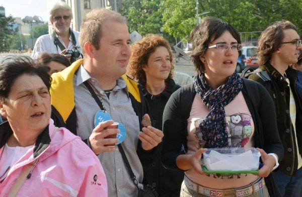 Протестиращите дойдоха с кафе и сладки пред МС. Снимка: Булфото