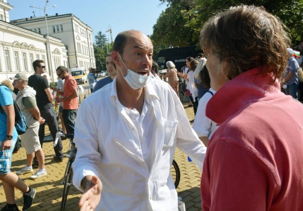 И &quot;лекари&quot; се подвизаваха на протеста, за да излекуват политиците от &quot;мафията&quot;. Снимка: Булфото