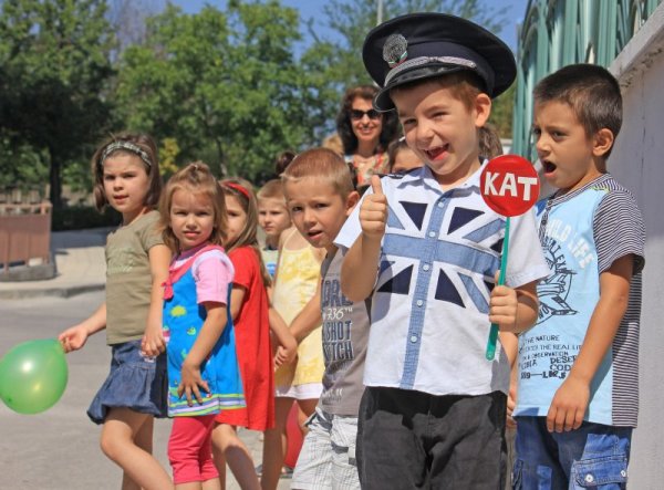 На празника на МВР сектор "Пътна полиция" проведе демонстрация пред деца от детски градини във ВеликоТърново. Снимка: БТА