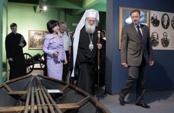 В Националният Военноисторически музей се състоя Седма научна сесия по проблеми на лидерството на тема: "Национална сигурност: духовност и лидерство". На нея бяха връчени годишните награди " Почетен знак "Стефан Стамболов" за лидер и принос през 2013 г.  Снимка: БТА