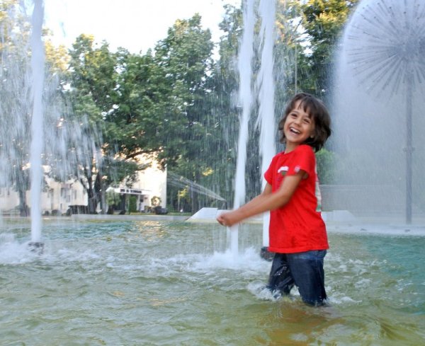 Дете се разхлажда в топлото време в шадравана на площад "Свобода" в центъра на Хасково. Снимка: БТА
&nbsp;