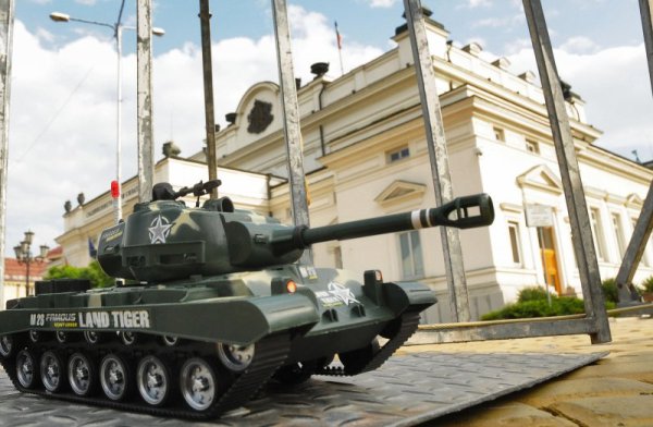 Парламентът осъмна под обсадата... на танкове. Макар и детски играчки, протестиращите искаха да припомнят на депутатите крилатите думи на председателя-президент Петър Младенов за... По добре да дойдат танковете!? Снимка: Булфото
&nbsp;