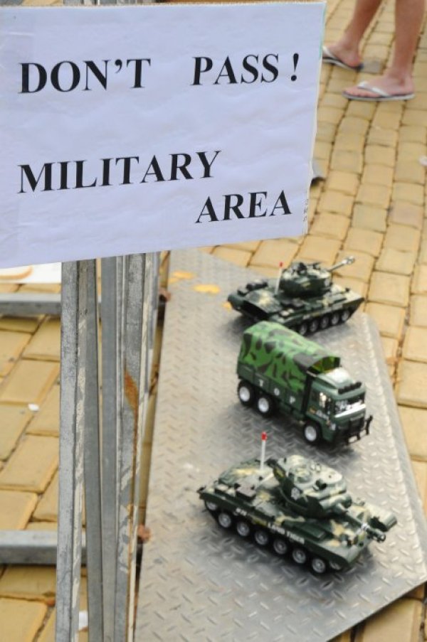 Загражденията около парламента бяха обявени от протестиращите за военна зона. Снимка: Булфото.