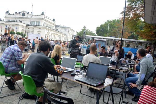 Протестиращите пред парламента подхванаха днес нова инициатива &ndash; &quot;БЕЗработен ден на открито!&quot;. Снимка: Булфото