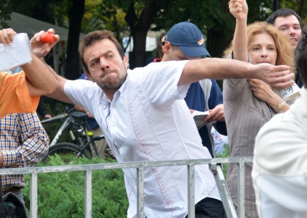 Зад сградата на парламента друга група протестиращи посрещна с домати "любимите" депутати. Снимка: Булфото