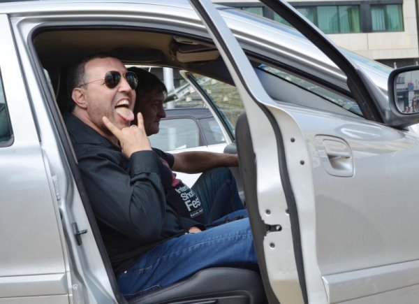 Развеселен актьорът Христо Мутафчиев си тръгва с боен поздрав от протеста пред парламента. Утре пак. Снимка: Булфото