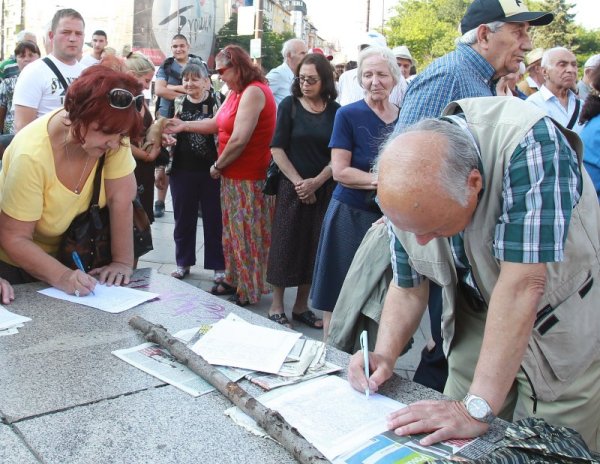 Подкрепящите правителството отново събираха подписка. Снимка: БТА