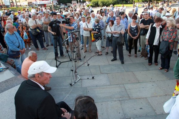 &quot;Дайте шанс на правителството&quot;, зоват на контрапротеста. Снимка: БТА