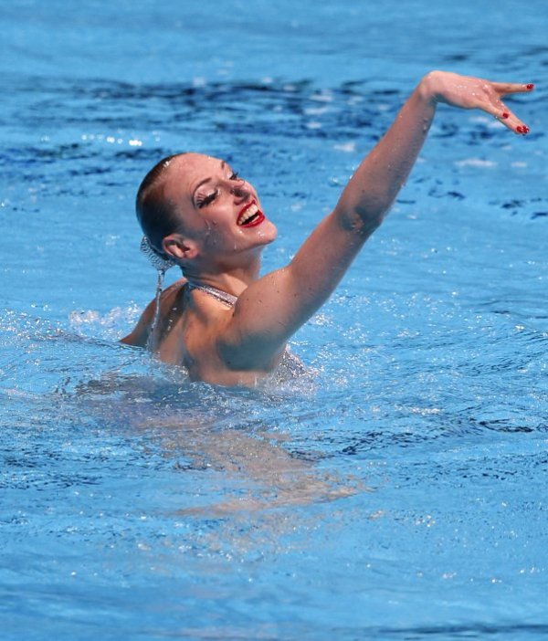 Светлана Ромашина играе соло по време на състезание по синхронно плуване в Барселона.Снимка: БТА