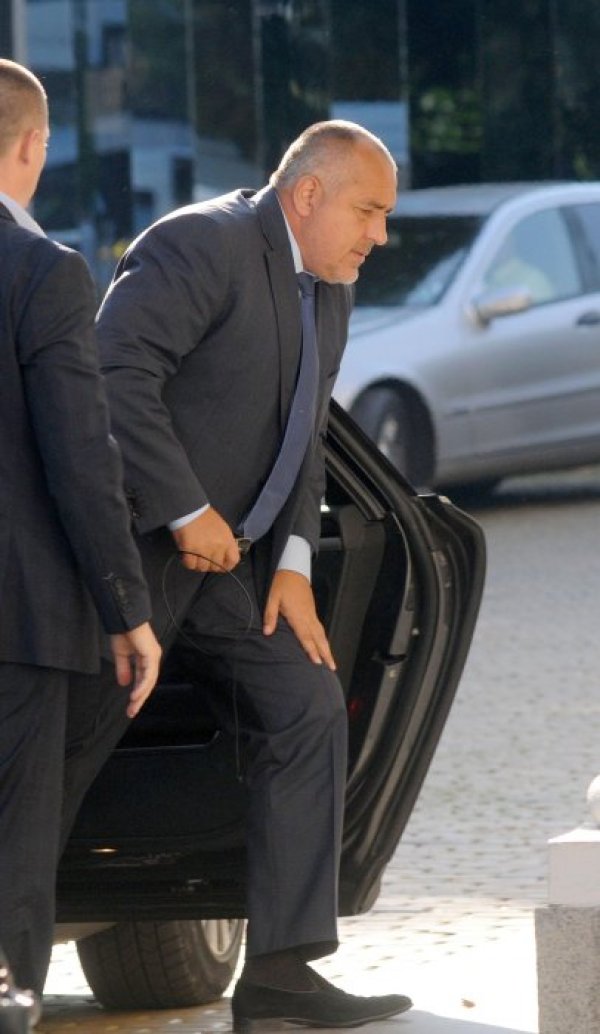 По първи петли лидерът на ГЕРБ се появи в парламента. Макар и с мъка, слезе от колата и се запъти към пленарната зала. Снимка: Булфото