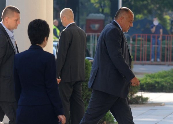 А бързаше, защото днес се гледа актуализацията на бюджета. Снимка: Булфото