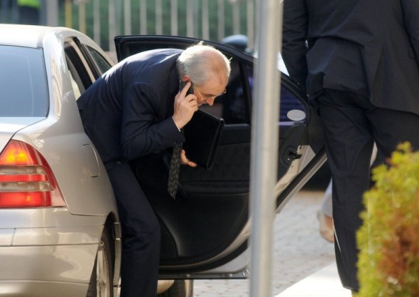 Лютви Местан също дойде, захапал телефона, едва ли обаче обяснява на медиите каква е позицията на ДПС за окървавените протести от вторник вечерта. Снимка: Булфото