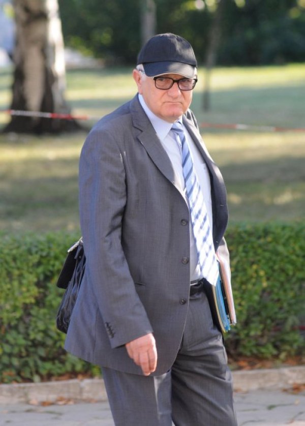 Левият Петър Кънев се варди да не слънчаса. Шапчицата му отива, май. Снимка: Булфото