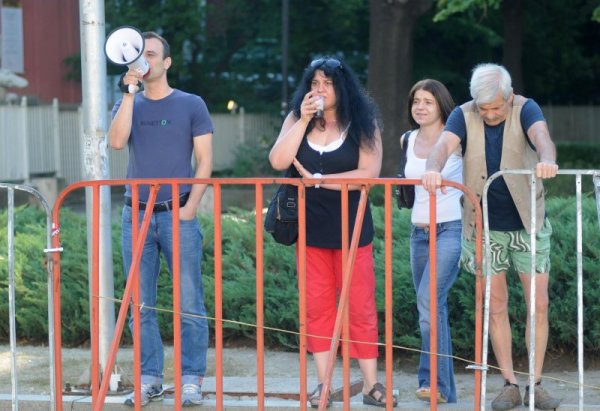 А, ясно, взаимно се &bdquo;поздравяват&ldquo; с протестиращите. Снимка: Булфото