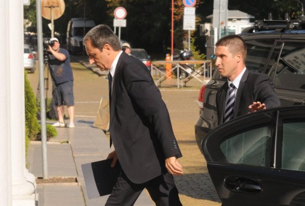 Умислен, премиерът побърза да влезе в парламента. Дали ще мине актуализацията? Дали пък днес няма всички да се озовем заложници? Снимка: Булфото