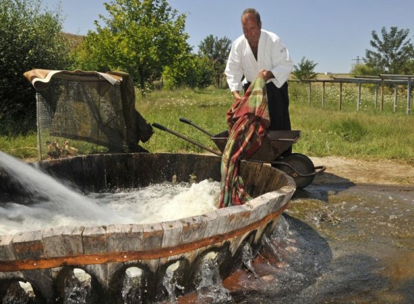 От известно време запаленият по айкидото хасковлия е наемател на тепавицата до язовир "Сивата вода" и често може да бъде видян да пере по кимоно. Снимка: Булфото
