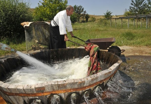Между 1 и 5 лв. струва услугата, която предлага Стефанов. Снимка: Булфото