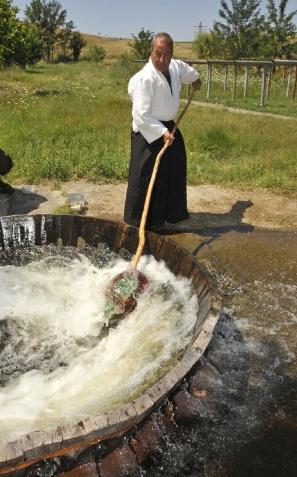 Зависи какво се носи за пране и кой го носи. Ако е пенсионер, цената е левче, иначе стига до 5, уточни майсторът. Снимка: Булфото
