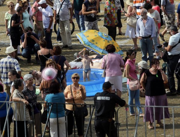 Баба и мама ме доведоха, но пък е супер. Снимка: БТА