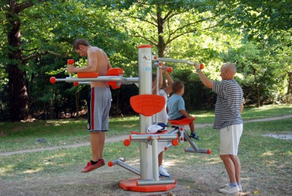 Крайградския парк &quot;Бачиново&quot; е зеленият оазис, който привлича  благоевградчани и гостите на града със зеленината и прохладата си. От няколко дни излезлите на разходка имат възможността да направят и серия от упражнения на монтираните за безплатно ползване от общината уреди за фитнес. Снимка: БТА